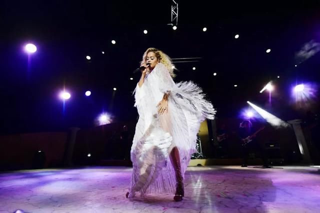 每周时报|LOEWE出书，Supreme卖报纸，本周时尚圈也太文艺了吧