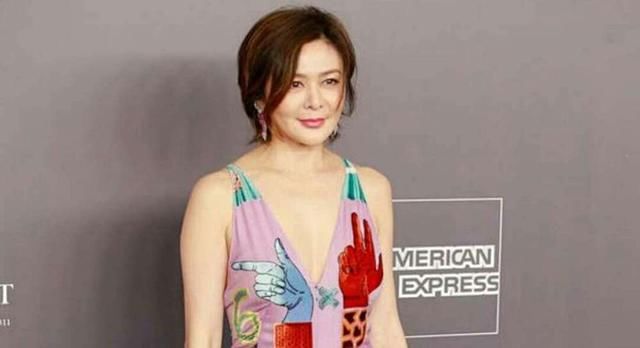 关之琳，这个大妈的年纪确实很适合穿碎花的裙子