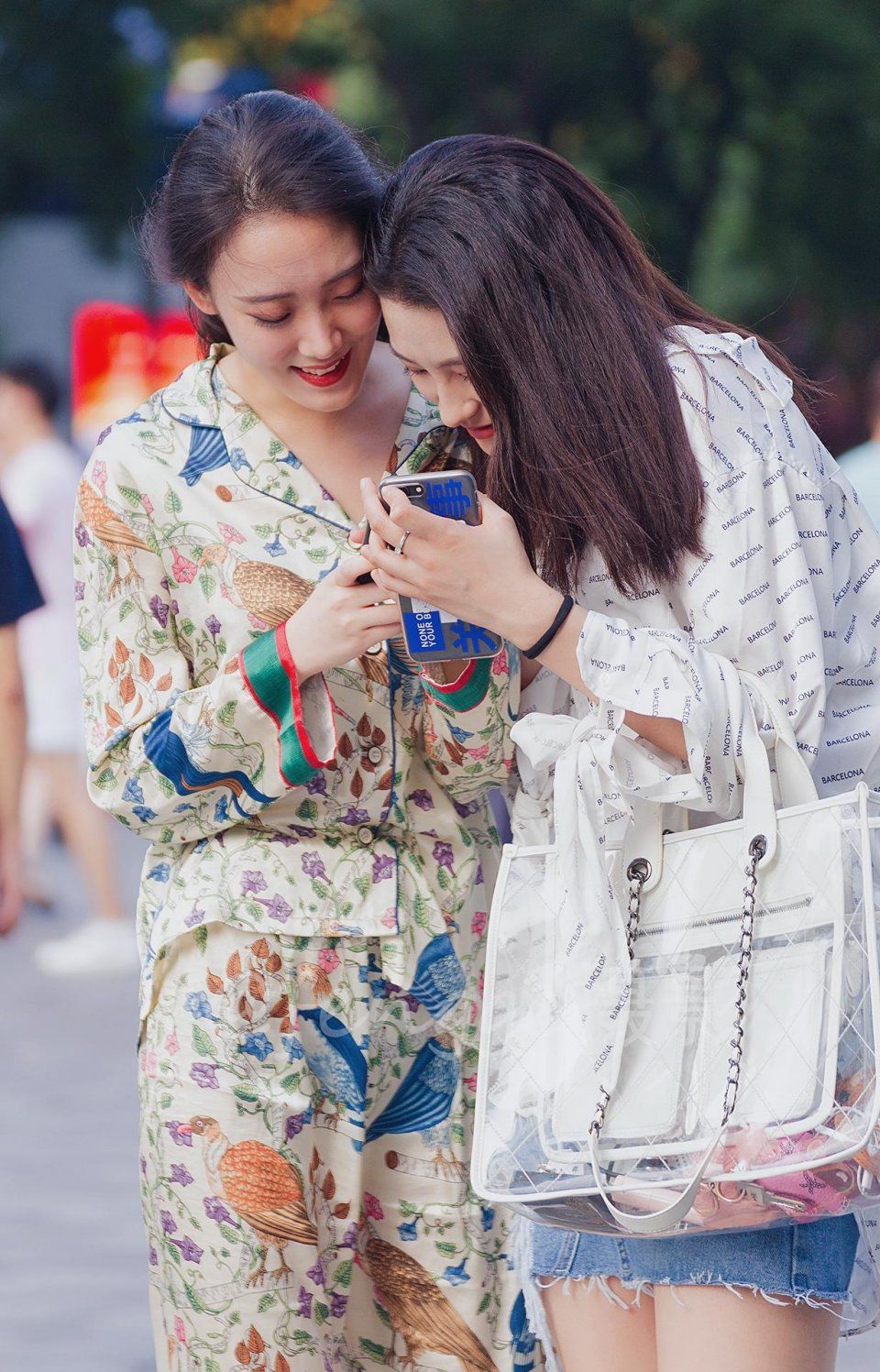 大热天，穿真丝睡衣逛街的姑娘，换上闺蜜的小皮靴或许更完美