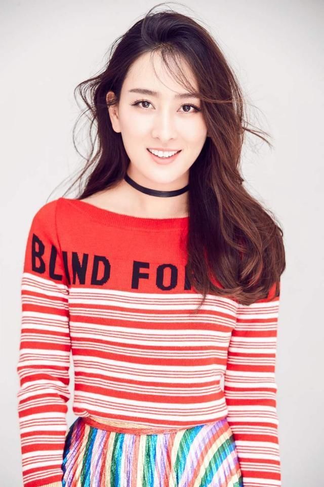 马苏《男人装》上黑色透视紧身衣，大秀好身材，就是裤子有点短