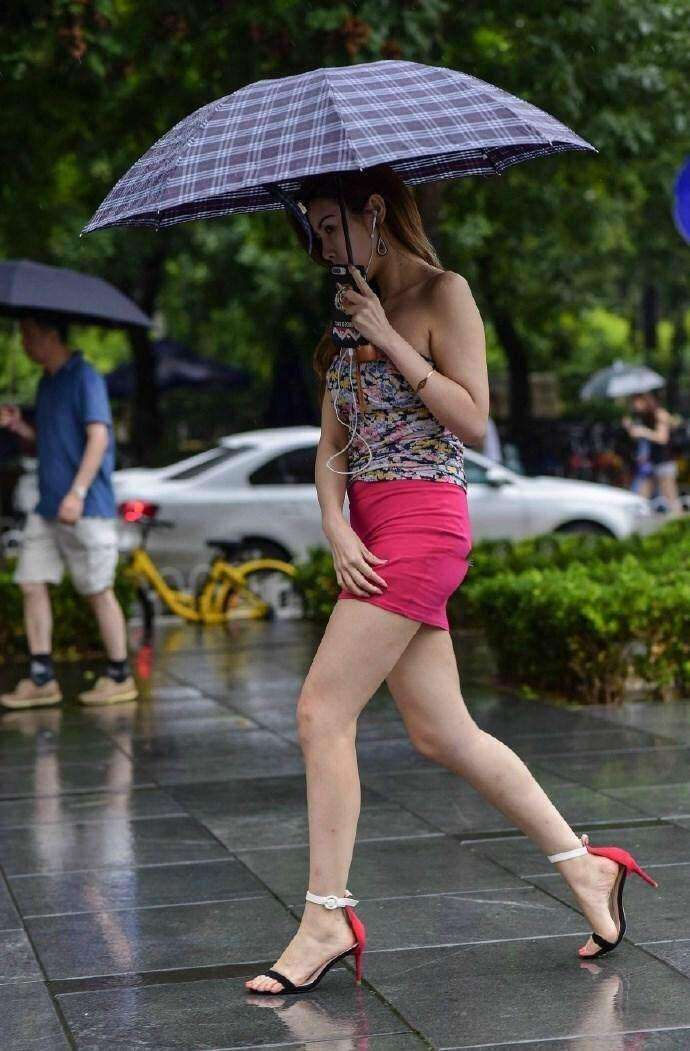 街拍: 下雨天也挡不住小姐姐丰腴的身材