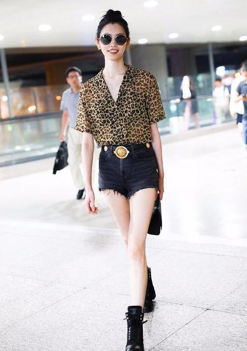 奚梦瑶身穿霸气豹纹衫，性感爆表！和李圣经，泰妍撞衫也丝毫不输