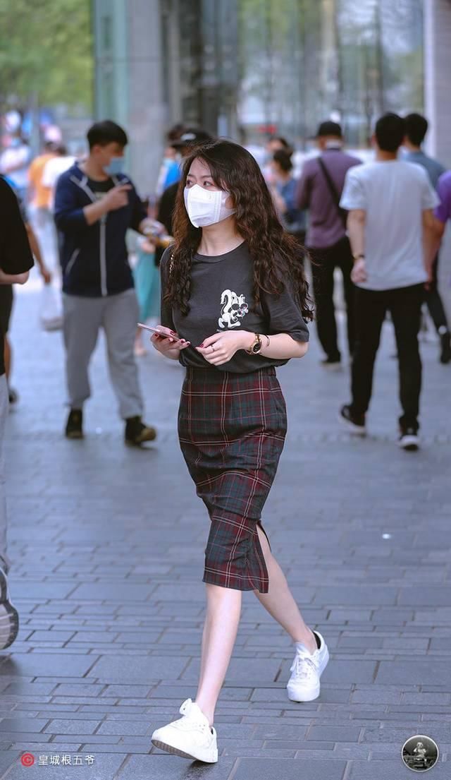 【更多的机会】街拍:我们在穿衣搭配的过程中,一定要尽量发挥自己最大的优势