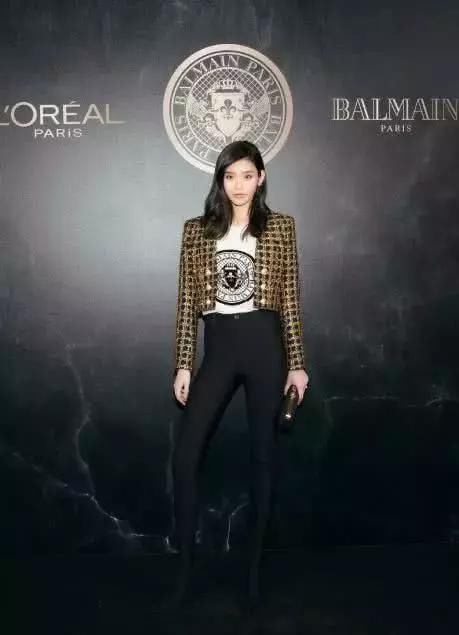 奚梦瑶太“疯狂”了，裤子竟与鞋连为一体，为了时尚也是拼了！