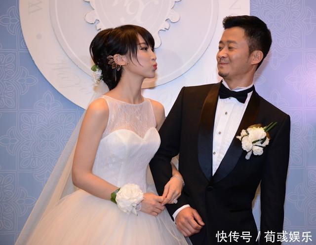 和谢楠@吴京罕晒宅家日常，裹棉被扮大象逗儿子开心，俩儿子表情反差太大