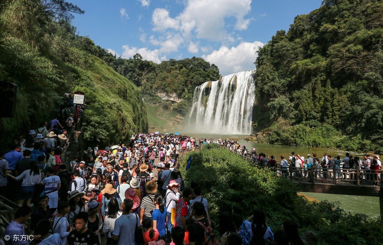 位于贵州西南镇宁县的扁担山有一个石头寨，是一个旅游的好去处!