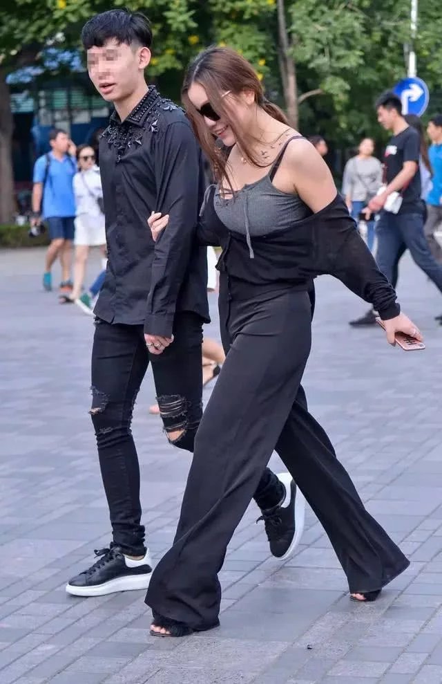 街拍：成熟大气丰满有气质的大姐姐，肤白如玉，很漂亮！