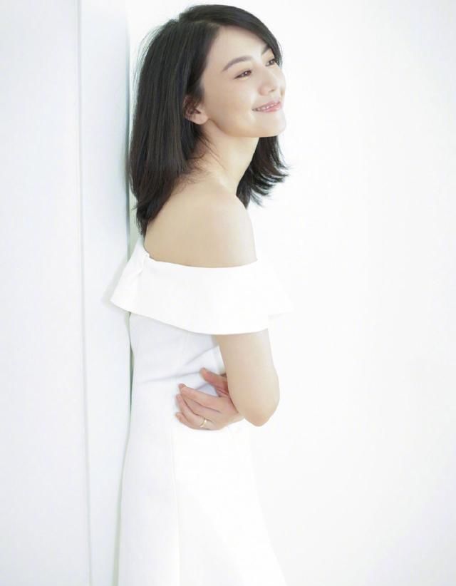  「辣妈」40岁高圆圆和24岁虞书欣，明明都是小白裙造型，辣妈不输美少女