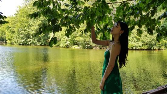 沈月雪莉何穗撞衫 同款绿色长裙谁更美?