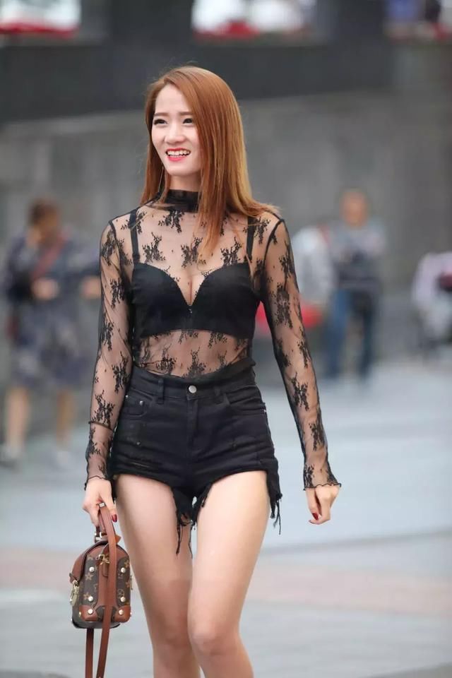 镂空薄纱罩衫搭配黑色短裤，高贵神秘大胆张扬