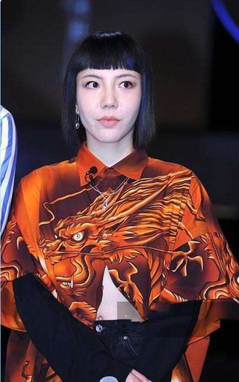 素颜的吴莫愁更有辨识度，简直如换脸，网友：还是“网红”大众脸