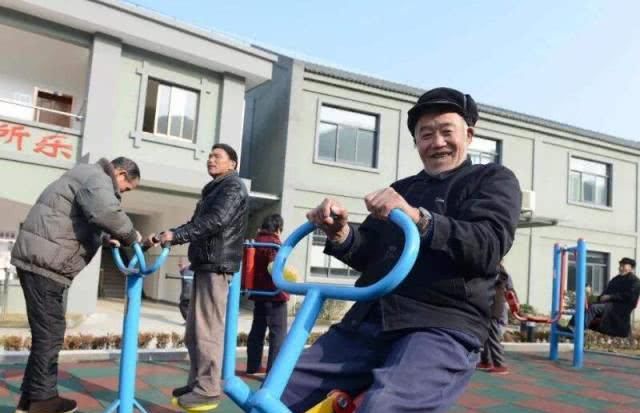 农村一次性补缴15年社保9万元，60岁后每月能领1000多？