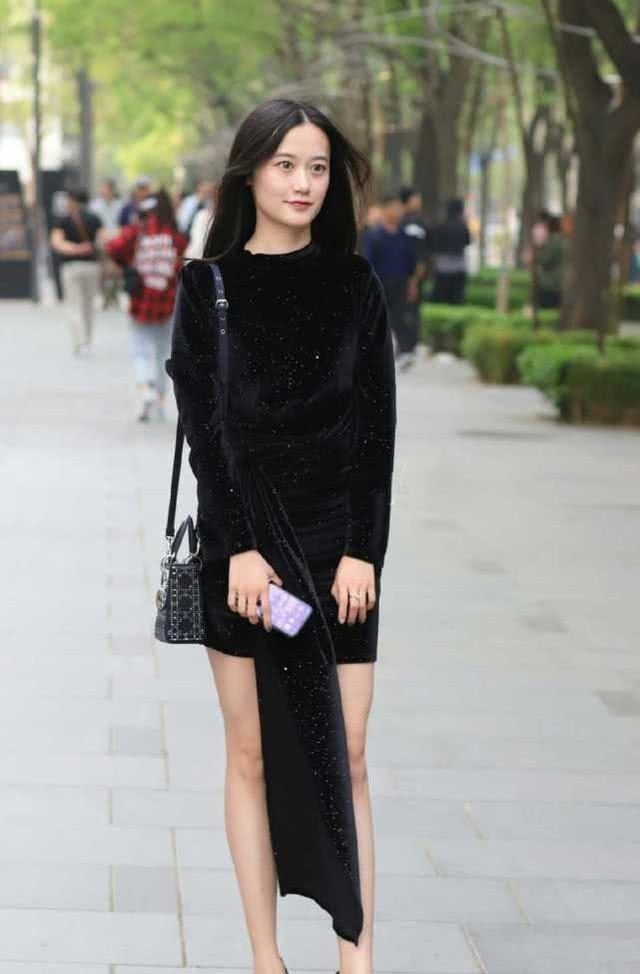  气质：街拍：美观的连衣裙造型时尚大方,气质干练时髦又显唯美的气质！