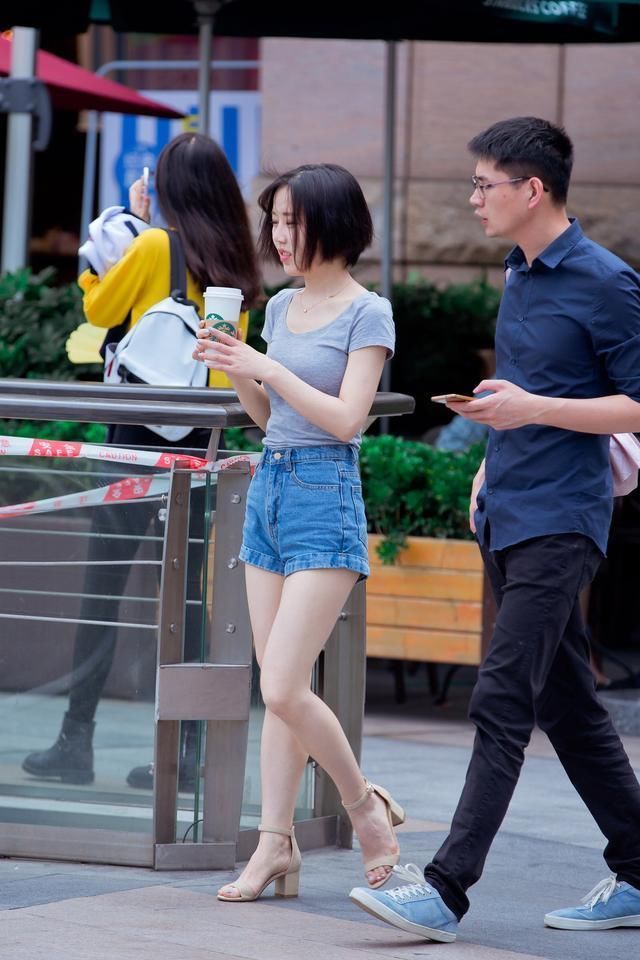 街拍:小美女时尚美丽精致肌肤，我被迷住了!