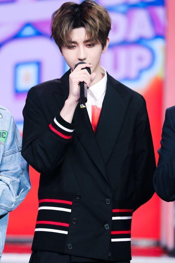 蔡徐坤居然撞衫徐峥, 同为“顶级流量”, 这个C位好难选!