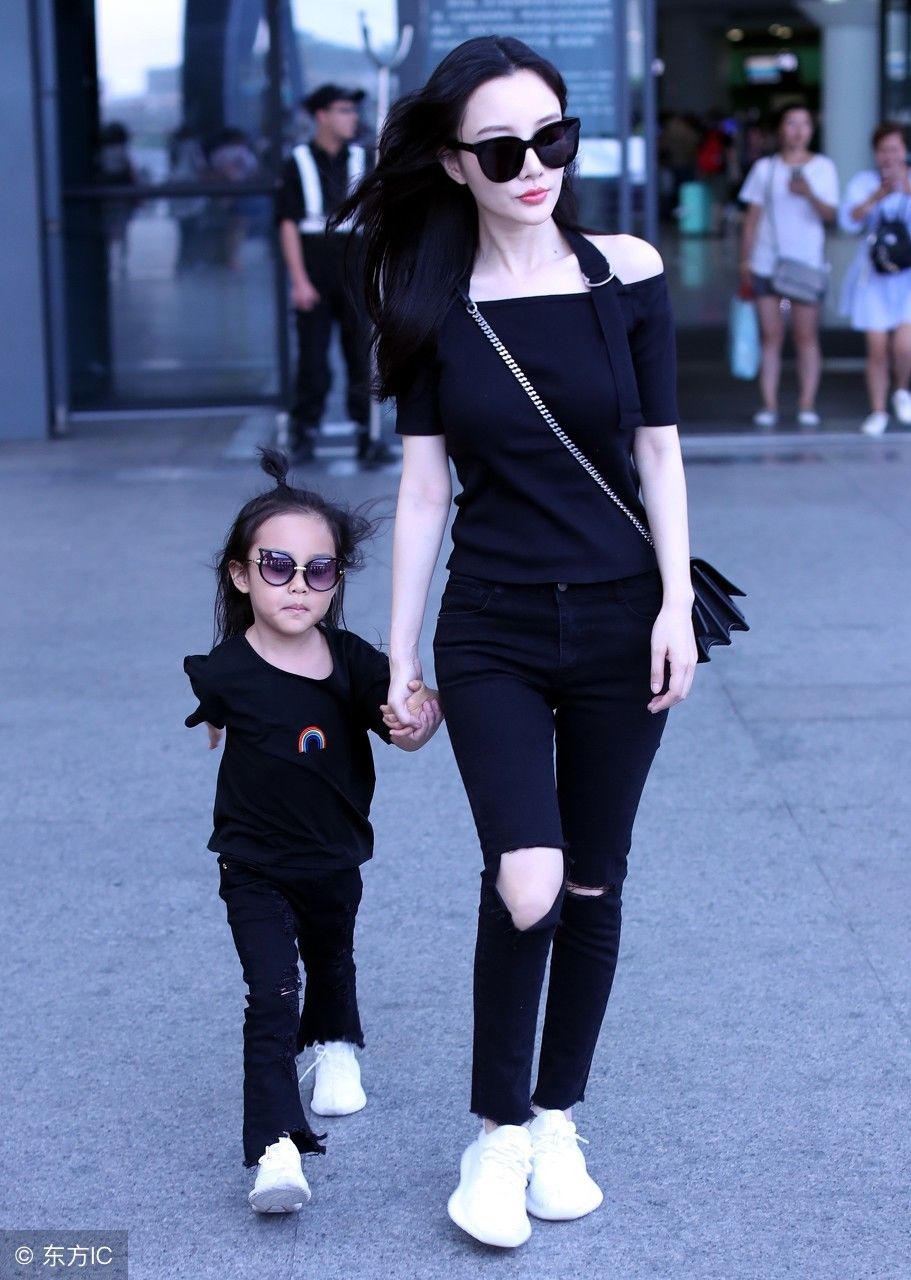 李小璐黑色眼镜破洞牛仔裤带甜馨，秒显时尚!网友:还是那么美!