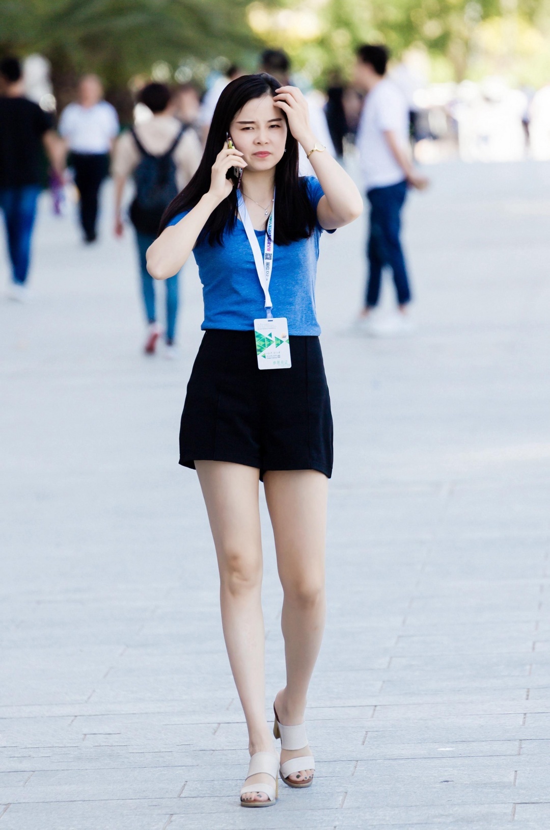 街拍:黑色休闲短裤搭配蓝色短袖T恤,小姐姐打电话的姿势要优雅