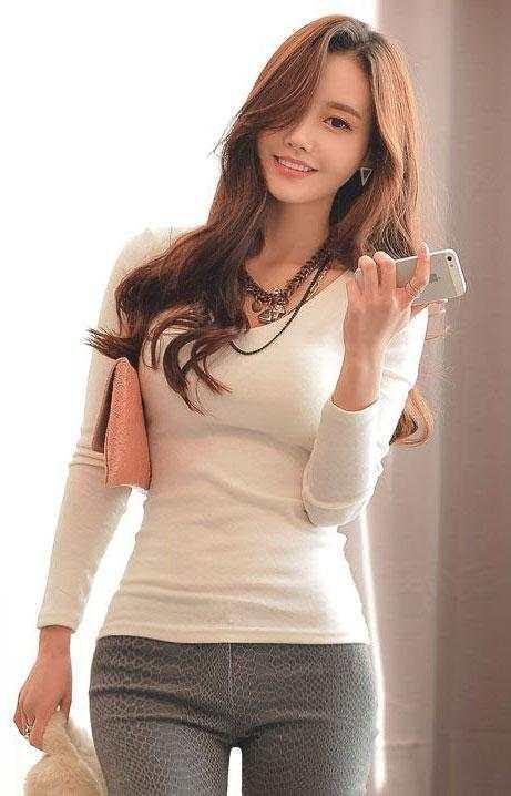 紧身裤简单大方，穿着既有舒适度又有时尚感，上身有一种风度感