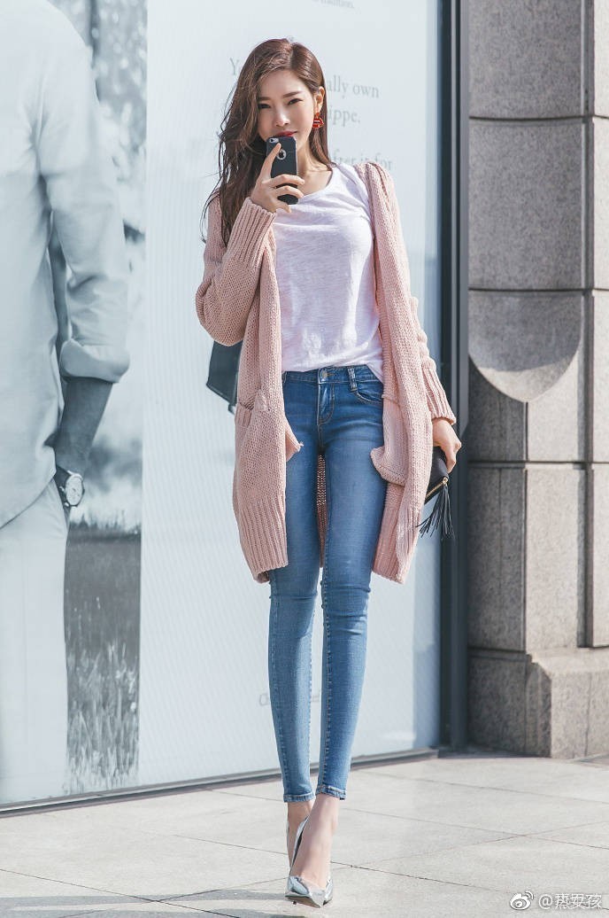 街拍：小姐姐素颜出街，仍旧掩藏不住你俊俏模样!