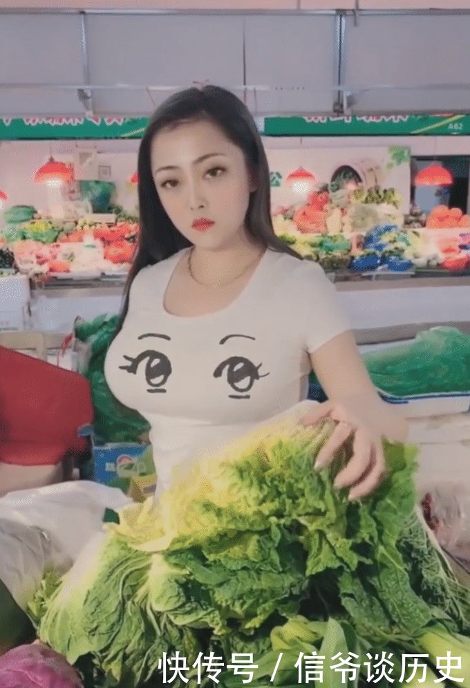 菜市场买胡萝卜的美女, 看起来好贤惠