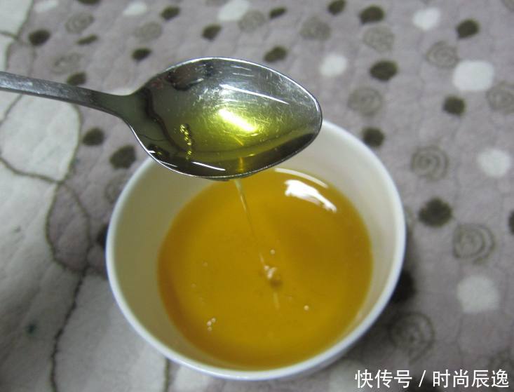 茶油加它，睡前擦脸，半月脸蛋满满胶原蛋白，斑点全部撵走