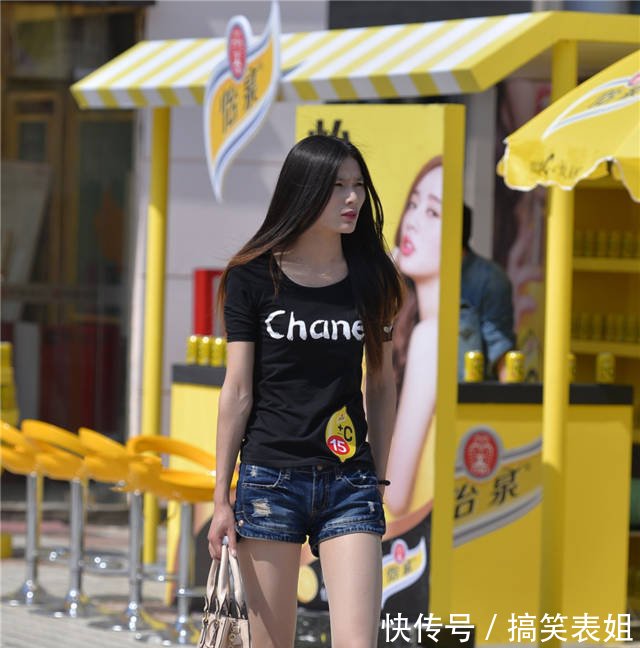 街拍大热天做活动的丝袜美女，这大长腿搭配黑色高跟鞋简直绝了