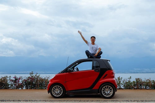 就着月光，伴着洱海，干了这瓶风花雪月，网友：小心喂鱼