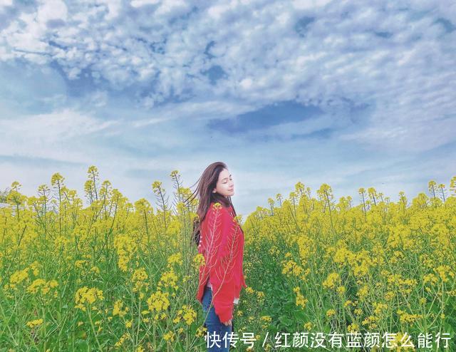 『辣妈』Anglebaby罕见晒娃,亲子装摘草莓,红色毛衣隐约辣妈身材