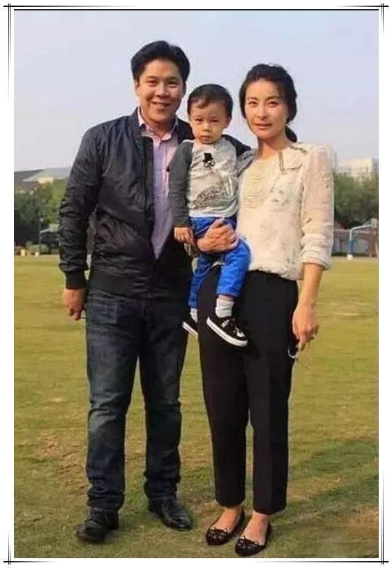 路人镜头下的郭晶晶,穿着朴素似路人,网友:这才是真正的豪门!