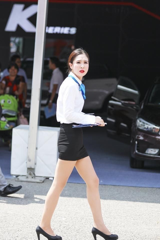 街拍肉丝长腿美胸制服导购美女