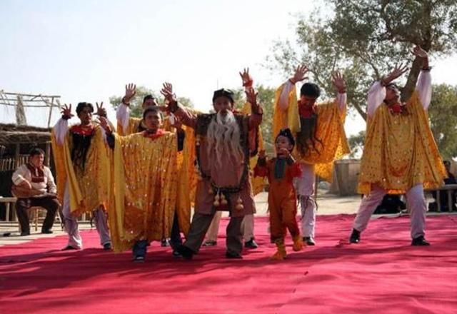 中国这个古老的村落位于沙漠，以捕鱼为生，保持着原始的生活习惯