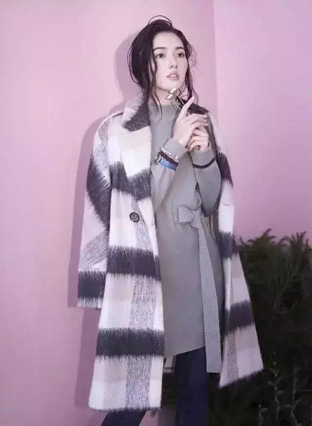 33岁的郭碧婷豁出去了，为了刷存在感，这样的抹胸连体裤都敢穿