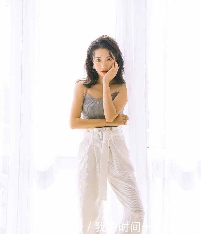 包文婧身穿吊带背心+阔腿裤，165身高穿出2米的气场，美炸了