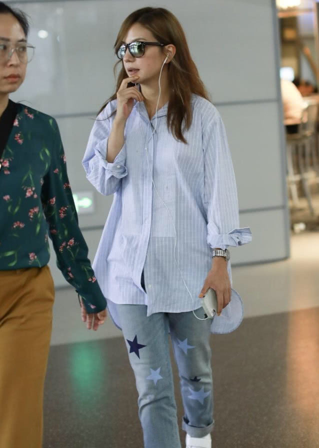 赵薇素颜亮相,还因为一条“星星裤子”,穿得比助理还像个路人!