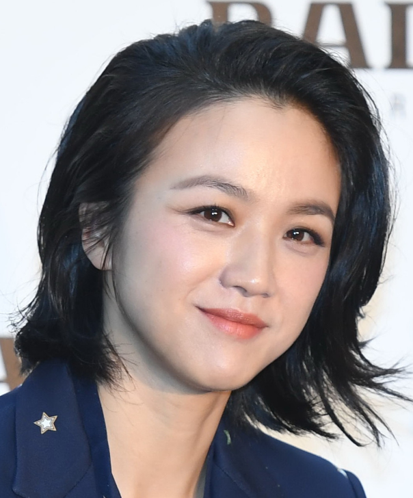 远嫁韩国的汤唯还是那么优雅迷人，近看更有韵味