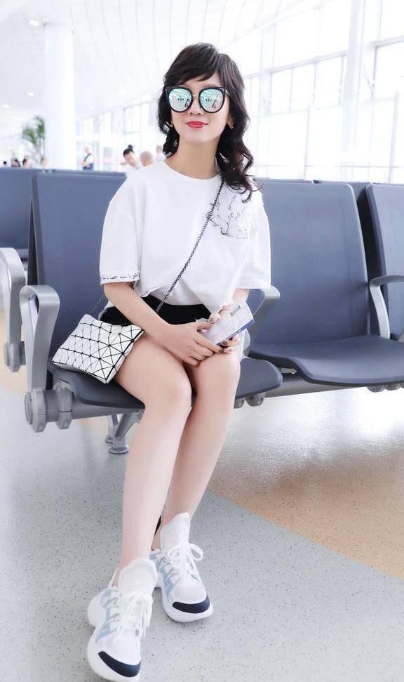 看56岁张凯丽穿短裤，再看63岁赵雅芝终于见识了真正的少女感