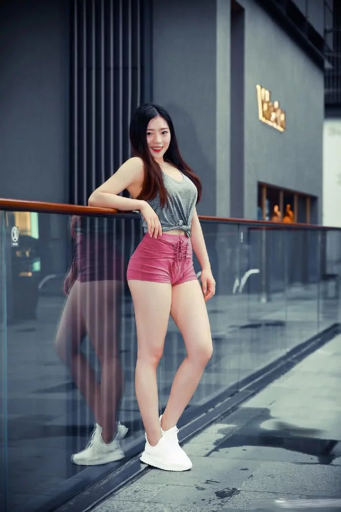 街拍都市里面的那些丽人，腿粗美女穿衣才有惊艳的感觉