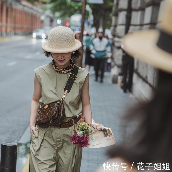  炎热的夏■女人50岁以后，尽量少穿t恤，今夏学三木妈妈这样穿，时髦优雅