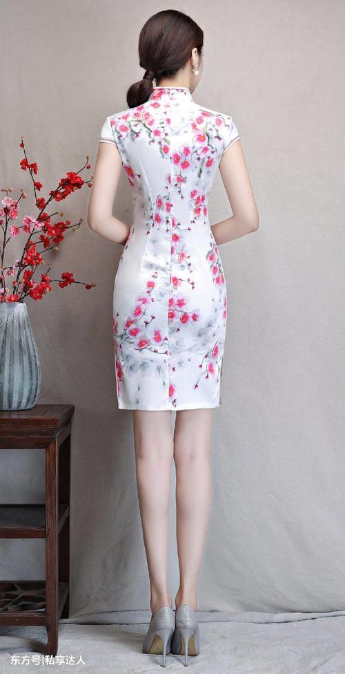 看了她穿的这款旗袍裙，还有人说她身材不饱满吗？