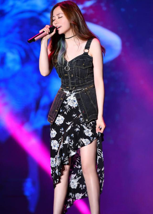 张靓颖出演演唱会，碎花裙惊艳全场，网友:被腿撩到了!