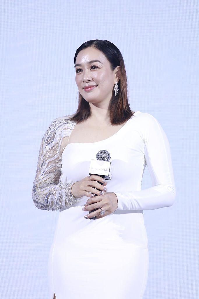 女人一胖就显老态，钟丽缇这肉膀水桶腰，硬是塞了条紧身裙!