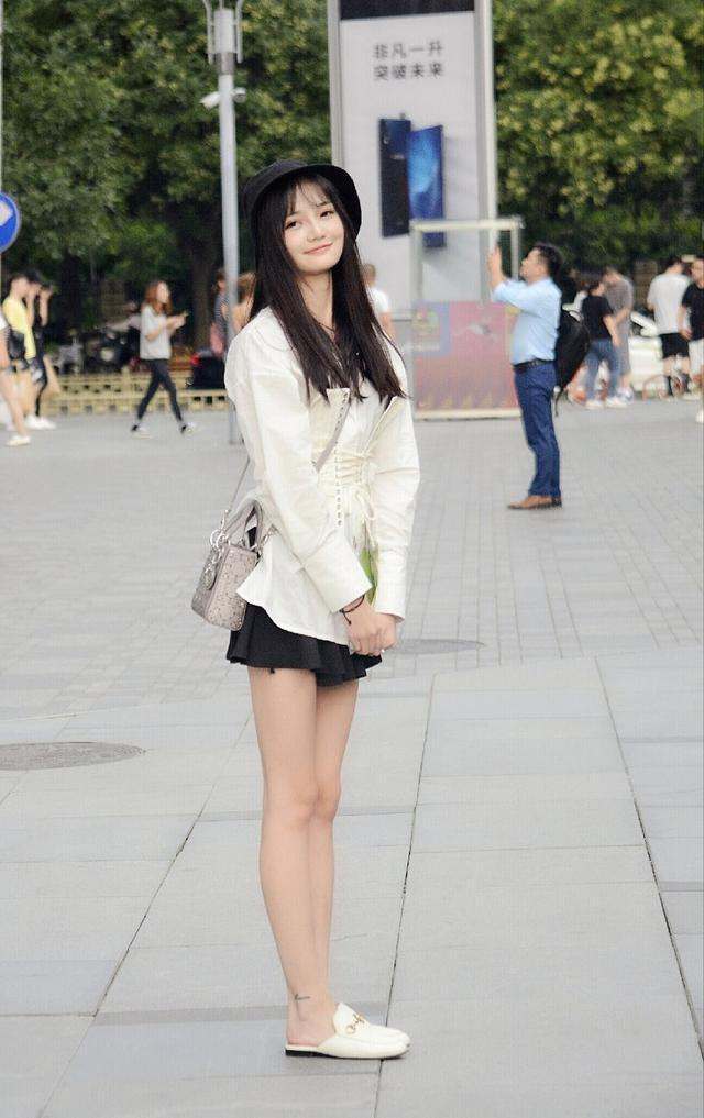 小姐姐身穿一件黑色的短裙, 看上去非常的清纯可爱