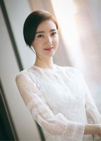 王丽坤不愧素颜女神！一袭白裙美若天仙，网友：林更新就偷着乐吧