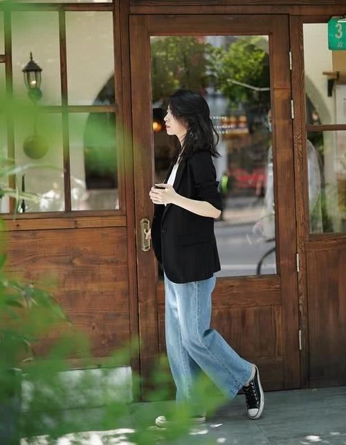  「气质」穿西装下面别老配高跟鞋，很累！学学三木的“新颖”穿法，好看炸