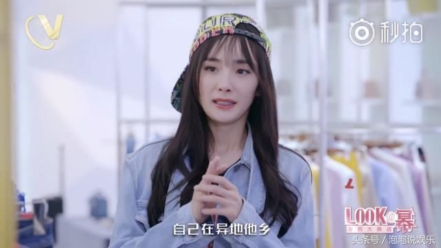 杨幂新穿搭:反戴帽子凹造型,上身青春校园风,下身妩媚女人范儿