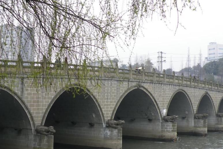 买醉向左，艳遇向右，带你见识下真实的成都九眼桥酒吧一条街