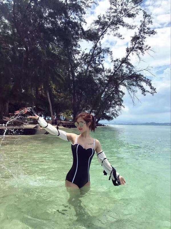  [海边]海边沙滩，性感泳衣有点紧, 但很适合游泳