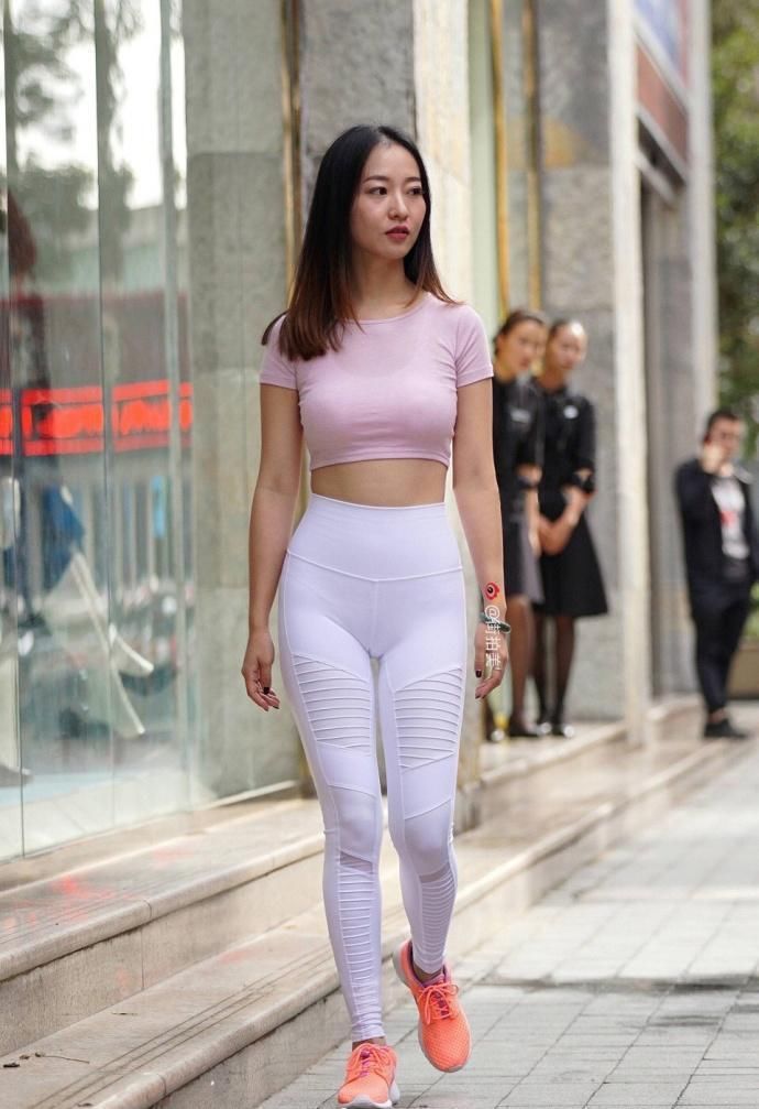 街拍:图1韩雪真会穿,上围那条缝好吸睛!图2美女的眼神亮了!