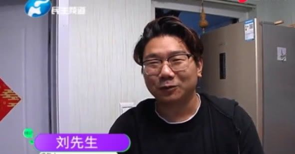 男子和朋友去聚餐，一看碗里傻了眼，老板娘：我看谁敢播！