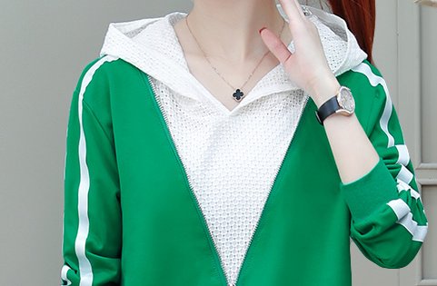 国庆出游，70后老婆，穿这“假两件”秋衫，搭牛仔裤，美到极致